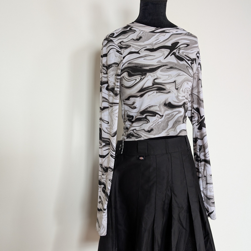 Black and White Tight Fit Short Streetwear Society Top Size M